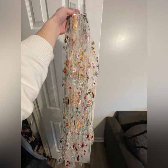 Hand embroidered wildflower veil - Picture 4 of 4